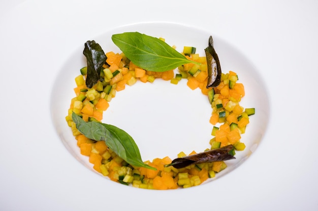 Talerz z kolorowym daniem - inspiracja kulinarna